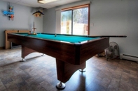 Kemudahan Hiburan Beautiful Lakehouse with POOL TABLE by CozySuites