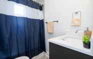 In-room Bathroom 4 Modern Colonial 3BR/2BA House | 5m to DC & DCA, by CozySuites