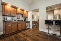 Kamar Tidur Gorgeous 3BR 2BA on Frankfort | by Cozysuites