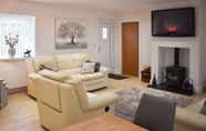 Ruang Umum 5 Rose Cottage Captivating 1-bed Cottage in Bangor