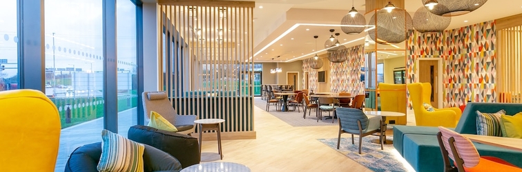 Lobby Hampton by Hilton Blackburn