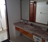 Toilet Kamar 6 Leo Hotel Jerez