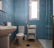 In-room Bathroom 5 Hostal Luz del Sol Barbate