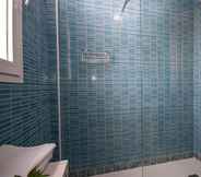 In-room Bathroom 7 Hostal Luz del Sol Barbate