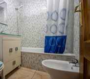 In-room Bathroom 6 Hostal Luz del Sol Barbate