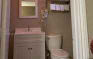 In-room Bathroom 4 Champlain Motor Inn