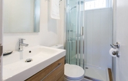 In-room Bathroom 4 Sunlit Photographers 1bedroom Apartment in Alcântara