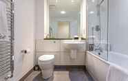 Toilet Kamar 4 Bright 1 Bedroom Apartment Near London Bridge With Balcony