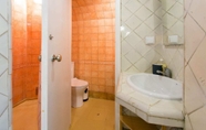 In-room Bathroom 2 Original Photographers Studio Apartment in Alcântara