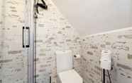 In-room Bathroom 2 Cosy 1 Bedroom Apartment in St George's Castle