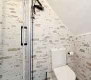 Toilet Kamar 2 Cosy 1 Bedroom Apartment in St George's Castle