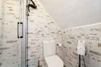 Toilet Kamar Cosy 1 Bedroom Apartment in St George's Castle