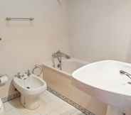 Bilik Mandi dalam Bilik 6 Lovely 2 Bedroom Duplex Apt w Terrace in Cascais