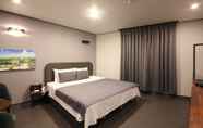 Kamar Tidur 2 Dinos Hotel
