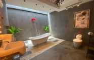 Toilet Kamar 7 Art Pool Villa