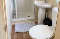 In-room Bathroom Beautiful 3-bedroom Caravan at Mersea Island