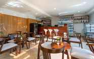 Bar, Kafe dan Lounge 7 Mai Khao Beach Condotel by Villacarte