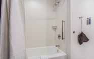 In-room Bathroom 2 Fairfield Inn & Suites by Marriott Rolla