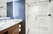 Toilet Kamar 6 Residence Inn by Marriott New York JFK Airport