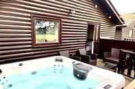 Entertainment Facility Keer Side Lodge, Luxury Lodge With Private hot tub at Pine Lake Resort