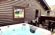 สิ่งอำนวยความสะดวกด้านความบันเทิง 3 Keer Side Lodge, Luxury Lodge With Private hot tub at Pine Lake Resort