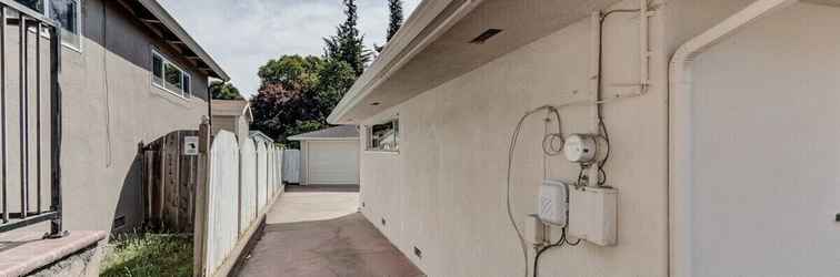 Exterior Cozy, Private 1-bedroom in Hayward