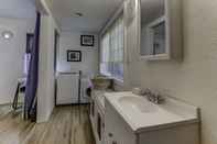 Toilet Kamar Cozy 1-bedroom Home, 5min to Pleasant Hill Bart