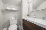 In-room Bathroom Cozy, Modern 3-bedroom in Oakland