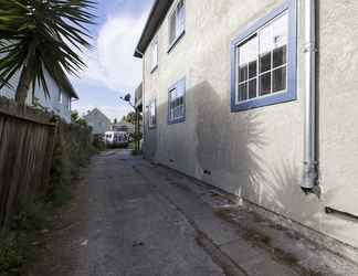 Exterior 2 Cozy, Modern 3-bedroom in Oakland