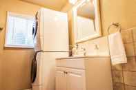 Toilet Kamar Cozy Three Bedroom in Concord