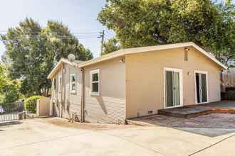 Exterior 4 Cozy Oakland 2 Bedroom w/ Backyard