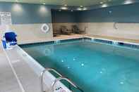 Swimming Pool Holiday Inn Express & Suites Carlisle Southwest – I-81, an IHG Hotel