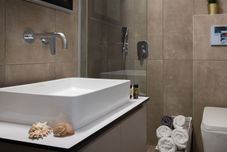 Bilik Mandi dalam Bilik Olenia Luxury Apartments 2