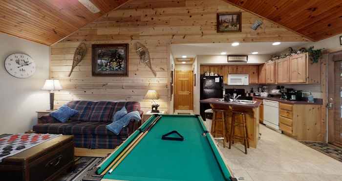 Ruang untuk Umum 3 Bears One-level Open Floor Plan Cabin With Pool Table by Redawning