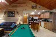 Ruang untuk Umum 3 Bears One-level Open Floor Plan Cabin With Pool Table by Redawning