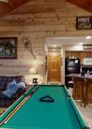 COMMON_SPACE 3 Bears One-level Open Floor Plan Cabin With Pool Table by Redawning