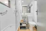 In-room Bathroom Oporto Street Fonte Taurina