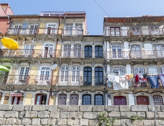 Exterior 2 Oporto Street Fonte Taurina