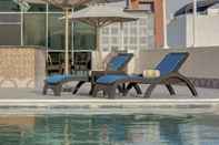 Swimming Pool Howard Johnson Plaza By Wyndham Dubai Deira