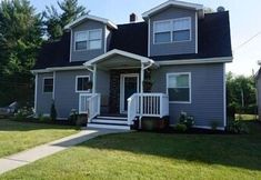 外觀 6 4977 Main Street 3 Bedroom Home by Redawning