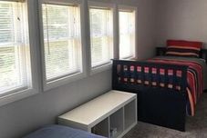 臥室 4977 Main Street 3 Bedroom Home by Redawning