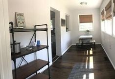 臥室 7 4977 Main Street 3 Bedroom Home by Redawning