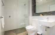 Toilet Kamar 6 2bed Apartment! Modern Home for 4 at Chatswood
