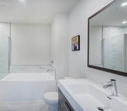 Toilet Kamar 7 Corporate Stays L'Equinox Apartments