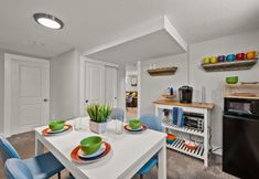 その他 7 Trendy Getaway With Backyard Patio Space to Unwind
