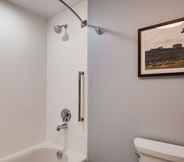 In-room Bathroom 4 Best Western Plus Hershey