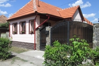 Exterior Family Friendly 2-bed Cottage in Periș