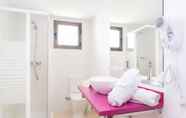 In-room Bathroom 7 Aparthotel Cala Guya