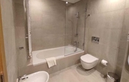 Toilet Kamar 4 Oakridge Hotel & Spa