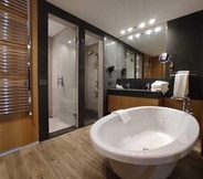 In-room Bathroom 5 Oakridge Hotel & Spa